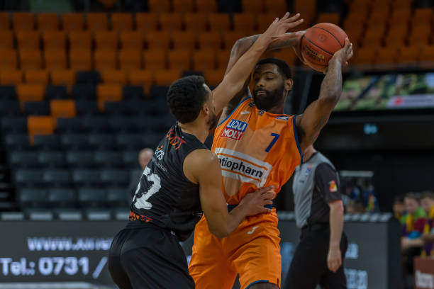 亚前锋凭借 亚前锋凭借